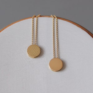 Tiny minimalist necklace in 18ct gold with check pattern image 4