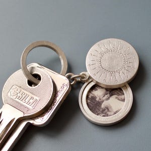 schöner Schlüsselanhänger Silber für zwei Fotos mit Sonne
