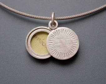 small minimalist silver locket for one picture with aureole