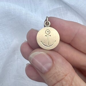 Medaglione con ancora in oro rosa: ciondolo marittimo in oro 18 carati immagine 2