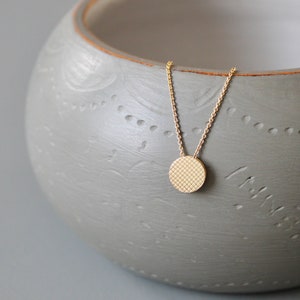 Tiny minimalist necklace in 18ct gold with check pattern image 1