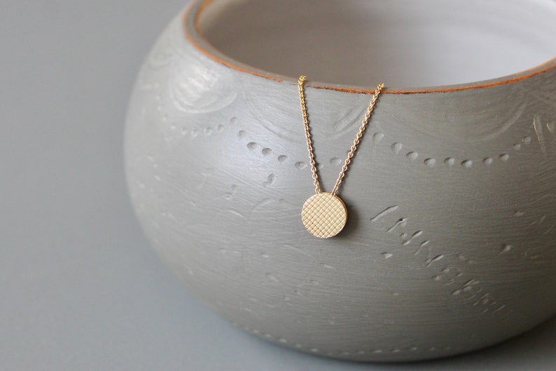 Tiny minimalist necklace in 18ct gold with check pattern image 1