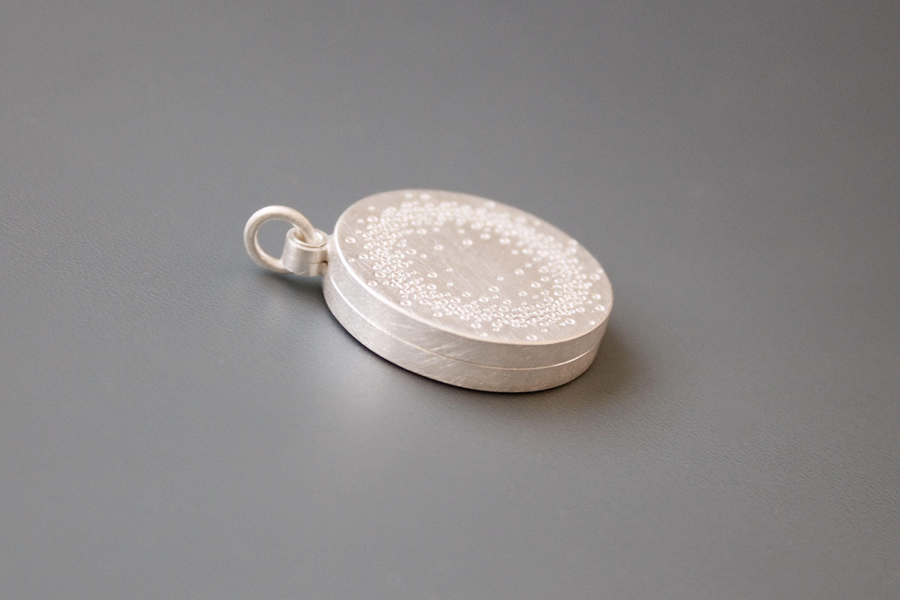 Modernes Medaillon für zwei Foto mit 1000 Punkte Design Etsy