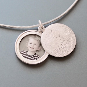 modernes Medaillon für ein Foto aus Sterling Silber mit Luftblasen Design