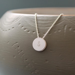 Collar colgante minimalista en plata de ley con símbolo personalizado