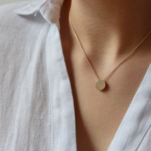 Tiny minimalist necklace in 18ct gold with check pattern image 2