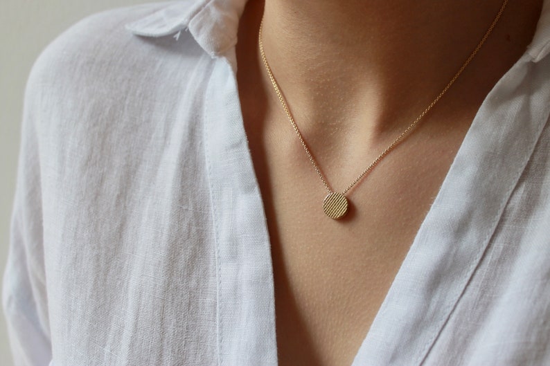 Tiny minimalist necklace in 18ct gold with check pattern image 2