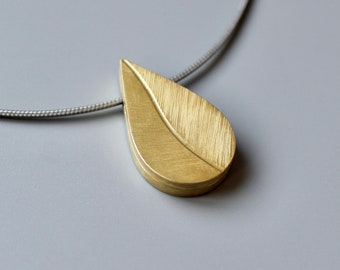 elegant leaf locket for two photos in 18 carat yellow gold