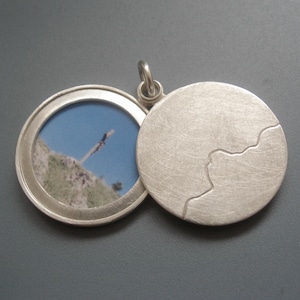 Medallón fotográfico minimalista con cordillera en plata de ley