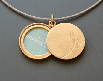 unique initial locket for one photo in 18ct yellow gold