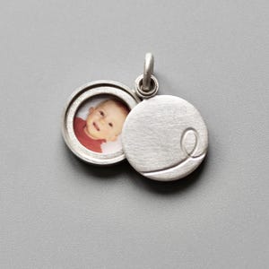Medallón personalizado con inicial para foto pequeña en plata de ley