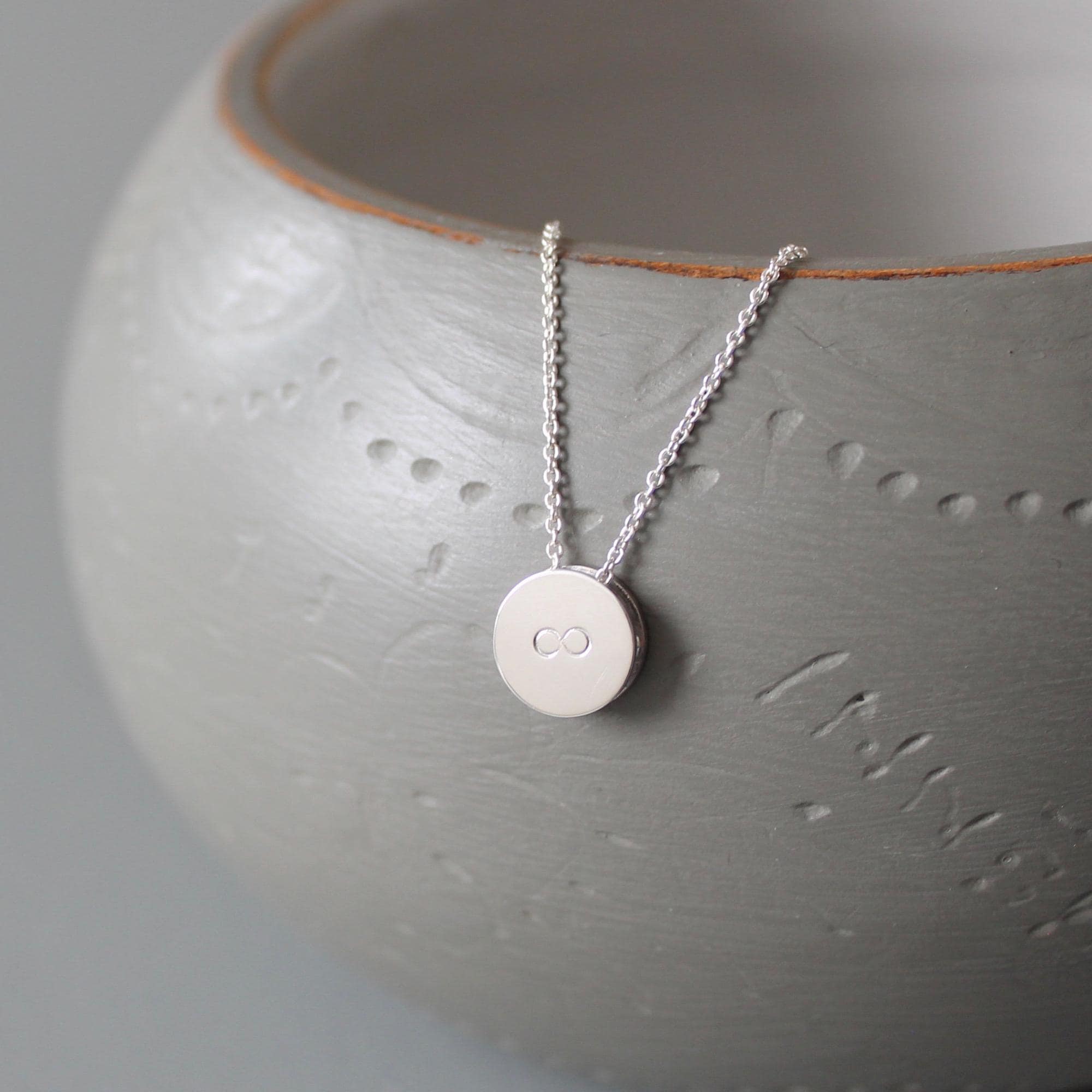 無限大シンボルをあしらったスターリングシルバーのミニマリスト