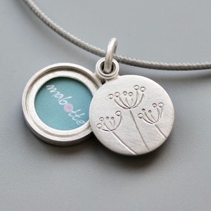 piccolo medaglione floreale per una foto in argento sterling immagine 1