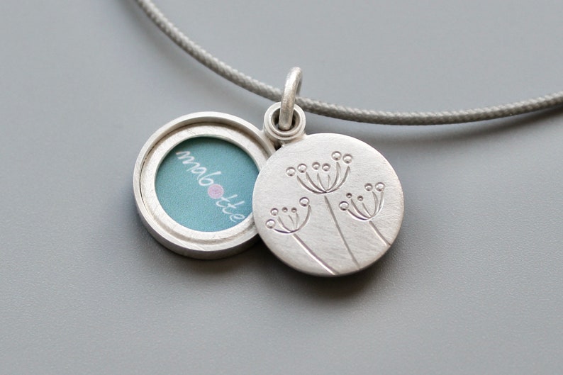 piccolo medaglione floreale per una foto in argento sterling immagine 1