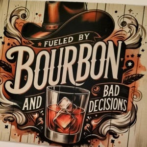 以下が含まれることがあります： ヴィンテージデザインの長方形マウスパッド。カウボーイハット、氷を入れたバーボングラス、装飾的なフォントで「Fueled by Bourbon and Bad Decisions」というテキストが特徴です。