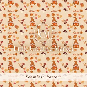 Op de afbeelding: Een naadloos patroon met cartoonkabouters die pompoenen vasthouden, bruine paddenstoelen en verspreide herfstbladeren in tinten oranje, rood en geel op een lichtbeige achtergrond. De tekst Autumn en Little Creative Market is zichtbaar.
