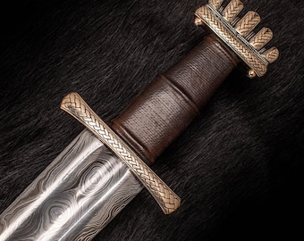 Damaskus vikingasvärd – handsmidet med bronsbeslag och silvertrådslindad samlarreplika av medeltida slagverk