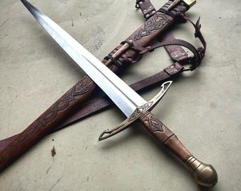 Handsmidd Ravencrest medeltida långsvärd, högkolstål, valnötshandtag, fantasyreplika