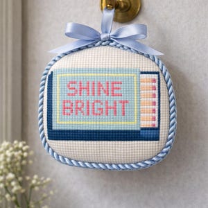 Wzór na haft krzyżykowy „Shine Bright Matchbook”: nowoczesny styl preppy (do pobrania w wersji cyfrowej)