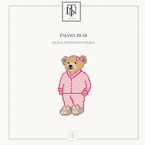 Könnte beinhalten: Ein digitales Stickmuster mit einem hellbraunen Bären, der einen rosa gepunkteten Schlafanzug und eine kleine rosa Schleife am Ohr trägt. Der Bär trägt zudem hellbraune Hausschuhe. Der Text lautet PAJAMA BEAR und DIGITAL NEEDLEPOINT DESIGN.