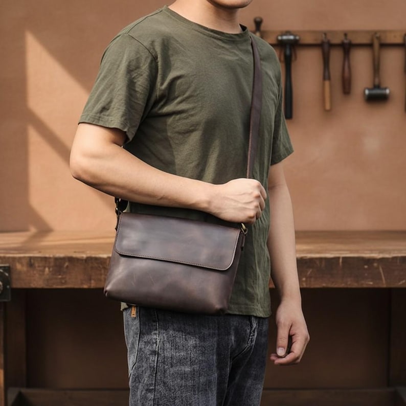 Peut inclure: Ensemble de trois tasses en c&eacute;ramique avec une finition mate et mouchet&eacute;e. Les tasses sont de couleur cr&egrave;me, gris clair et gris fonc&eacute;. Chaque tasse a un design simple et minimaliste avec une anse arrondie.