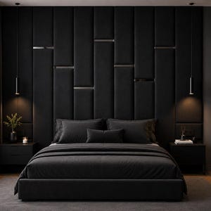 Puede incluir: Un dormitorio con una cama grande de ropa de cama gris oscuro frente a un cabecero de pared a pared compuesto por paneles verticales negros tapizados con finos acentos metálicos horizontales y dos lámparas colgantes.