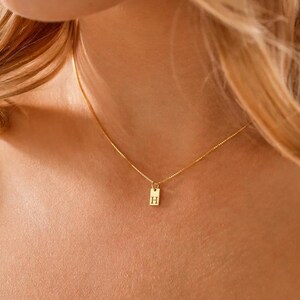 Personligt halsband med initialer, anpassat guldfärgat vertikalt stånghänge, fin liten fyrkantig namnberlock, minimalistiska bokstavssmycken,