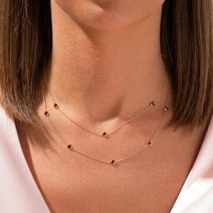 Collar Red Ruby Station de oro, collar con múltiples piedras engastadas en bisel, delicada cadena para superponer, regalo minimalista de joyería con piedra natal para mamá.