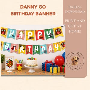 Puede incluir: Una pancarta de cumpleaños de Danny Go con banderines coloridos con letras que forman Happy Birthday, cada uno decorado con varias ilustraciones de dibujos animados. La pancarta se muestra sobre un pastel, cajas de regalo y un letrero Let's Go.