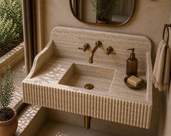 Lavabo de mármol travertino tallado a mano, con frontal estriado, para montaje en pared.