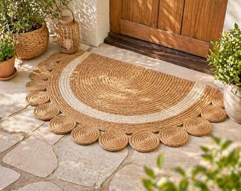 Felpudo semicircular de yute natural, alfombra de entrada trenzada estilo boho con bordes festoneados.