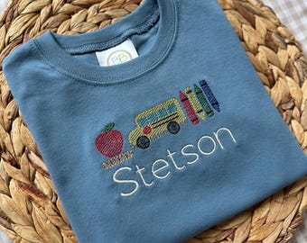 Personalisiertes, besticktes Schulshirt | Individuelles Kinder-Schulshirt | Besticktes T-Shirt mit Apfel-Schulbus-Motiv | Personalisiertes Namensshirt