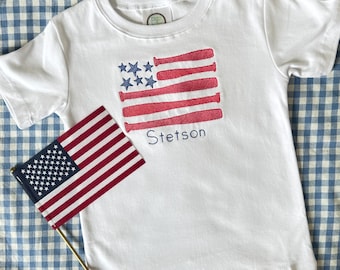 Personalisierter Vaterländischer Baseballschläger-Flaggen-Hemd | Besticktes Fourth of Jul Shirt | Benutzerdefinierte Name Kinder Baseball T-Shirt | Gedenktag Outfit |