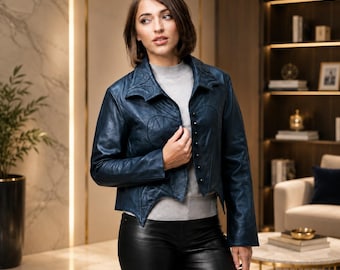 Blouson motard femme en cuir bleu marine | Veste de moto zippée asymétrique | Motif chauve-souris d'inspiration vintage
