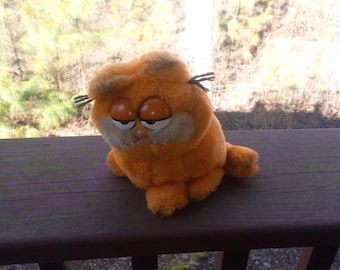 Peluche OG Vintage de Garfield sentado de 5,5 pulgadas con pequeñas imperfecciones en los ojos.