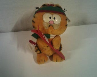Garfield con esquís con etiqueta.