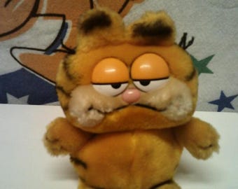 Garfield mide 9,5 pulgadas estirado y 7,5 pulgadas de alto sentado.