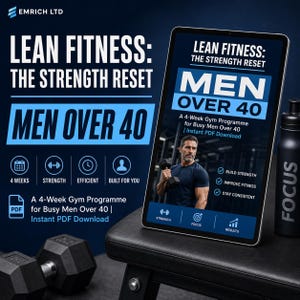 Könnte beinhalten: Ein digitales Tablet zeigt "Lean Fitness: The Strength Reset" für "Men Over 40" und ein 4-Wochen-Fitnessprogramm. Eine schwarze Wasserflasche mit "Focus" befindet sich neben dem Tablet. Hanteln sind im Vordergrund.