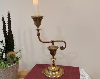 Vintage sierlijke messing asymmetrische kandelaar - 11" hoge enkele taps toelopende standaard - postmodern interieur jaren 80