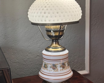Vintage L & L WMC Floral Porzellan Lampe | Hobnail Milchglasschirm, Messingakzente