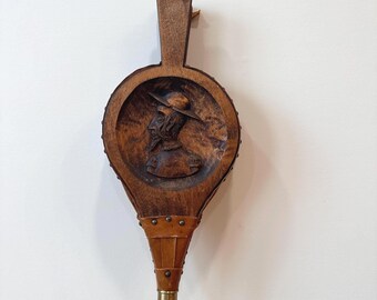 Vintage geschnitzte Holz Leder Messing Bellows, Don Quijote Herd Dekor