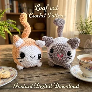 Può includere: Due gatti giocattolo all'uncinetto, rotondi e di peluche, uno arancione e bianco e uno grigio e bianco, con grandi occhi neri e una coda verticale. Il testo Loaf cat Crochet Pattern e Instant Digital Download è visibile.