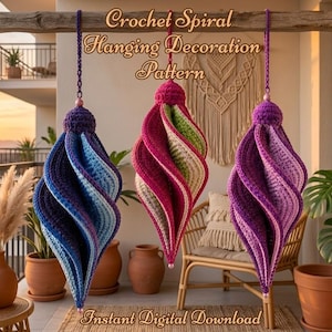 Puede incluir: Tres decoraciones colgantes de ganchillo en espiral en tonos azul, rosa-verde y morado. Cada pieza presenta un diseño trenzado y texturizado con una pequeña cuenta en la parte superior e inferior. El texto "Crochet Spiral Hanging Decoration Pattern" y "Instant Digital Download" está superpuesto en la imagen.