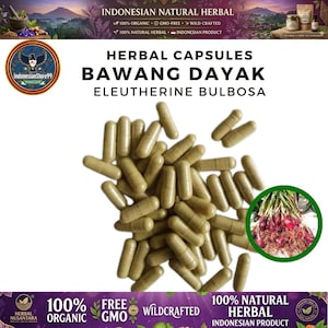 以下が含まれることがあります： Bawang Dayak Eleutherine Bulbosaとラベル付けされた薄茶色のハーブカプセルの山。カプセルの上にはHerbal Capsules Bawang Dayak Eleutherine Bulbosaという文字が印刷されており、円形のインセットには赤い球根状の植物の根が表示されています。
