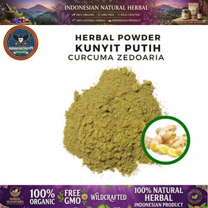 Puede incluir: Un montón de polvo de hierbas de color verde oliva claro etiquetado como HERBAL POWDER KUNYIT PUTIH CURCUMA ZEDOARIA. Un recuadro circular muestra rizomas frescos de color claro. El texto incluye INDONESIAN NATURAL HERBAL y 100% ORGANIC.