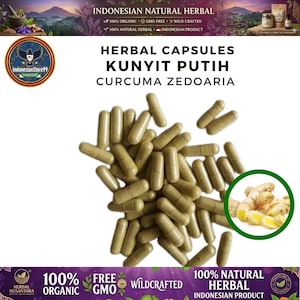 Puede incluir: Un montón de cápsulas de hierbas de color marrón claro etiquetadas como HERBAL CAPSULES KUNYIT PUTIH CURCUMA ZEDOARIA. Un recuadro circular muestra raíces de cúrcuma blanca en rodajas. El envase incluye textos como INDONESIAN NATURAL HERBAL, 100% ORGANIC, GMO-FREE, WILDCRAFTED y 100% NATURAL HERBAL INDONESIAN PRODUCT.