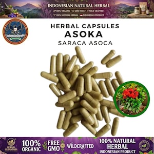 Peut inclure: Un ensemble de gélules à base de plantes brun clair étiquetées Asoka Saraca Asoca. L'emballage présente du texte incluant Indonesian Natural Herbal, 100% Organic, GMO-Free et Wild-Crafted. Un encart circulaire montre une plante verte à fleurs rouges.