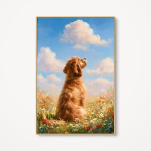 Könnte beinhalten: Ein gerahmter vertikaler Wandkunstdruck, der einen goldbraunen Hund zeigt, der auf einer lebendigen Wiese voller bunter Wildblumen sitzt. Der Hund ist von hinten zu sehen und blickt in einen hellblauen Himmel mit weichen, weißen Wolken.