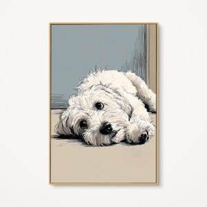 Può includere: Stampa artistica incorniciata raffigurante un cane bianco sdraiato, con un morbido pelo e occhi scuri. Il cane è posizionato su una superficie beige chiaro, con uno sfondo azzurro. L'opera d'arte ha uno stile a schizzo, con una cornice dorata.