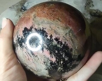 Grote rhodonietbol 95 mm | Madagaskar roze-zwart mineraal displaystuk